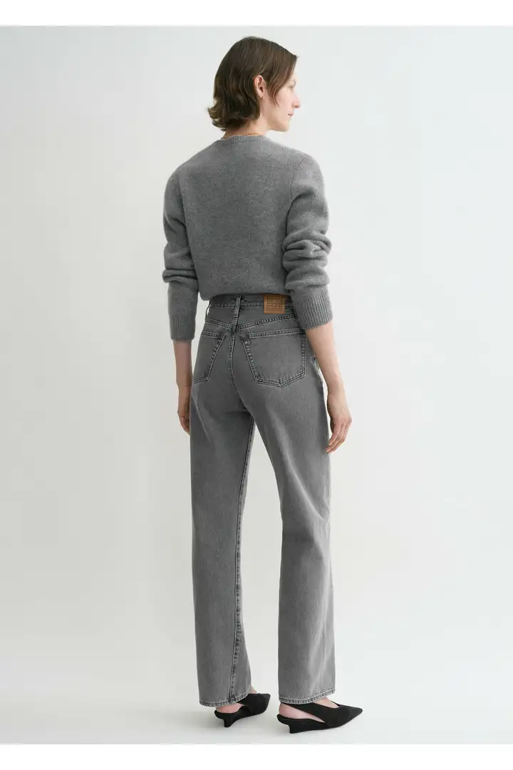 TOTEME 트위스티드 심 데님 풀 렝스 미드 그레이의 미드 그레이컬러 2번쨰 이미지입니다.