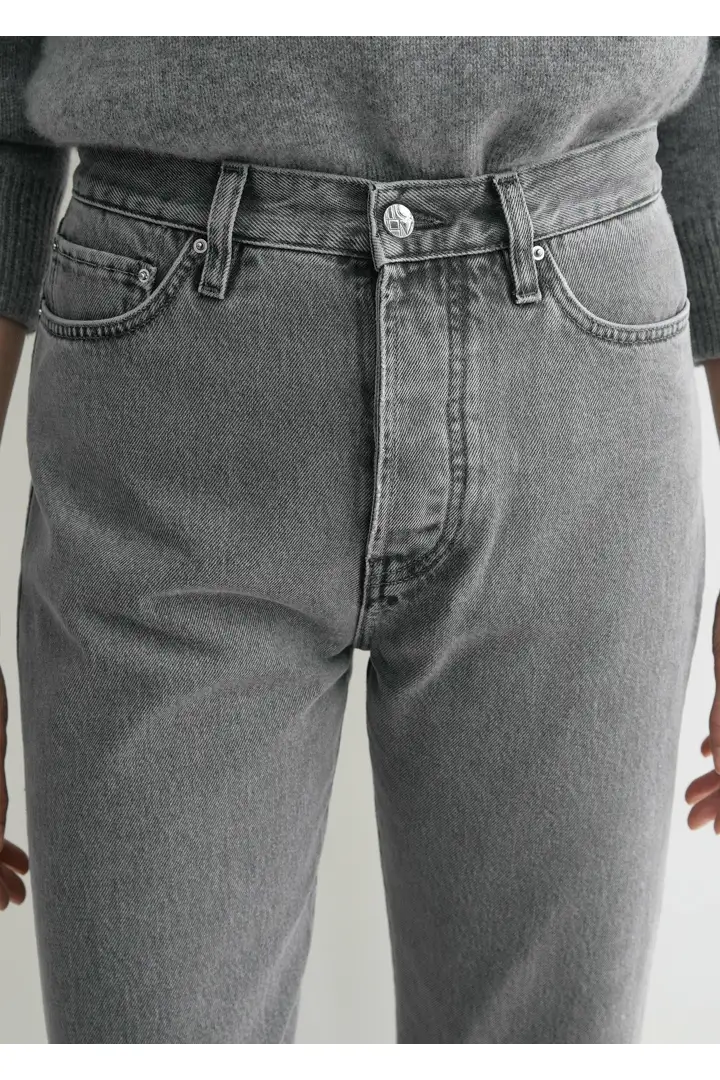 TOTEME 트위스티드 심 데님 풀 렝스 미드 그레이의 미드 그레이컬러 3번쨰 이미지입니다.