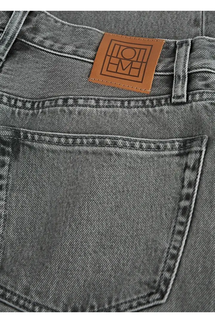 TOTEME 트위스티드 심 데님 풀 렝스 미드 그레이의 미드 그레이컬러 4번쨰 이미지입니다.