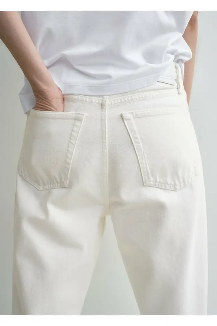 TOTEME 트위스티드 심 데님 풀 렝스 오프 화이트의 오프-화이트컬러 3번쨰 이미지입니다.