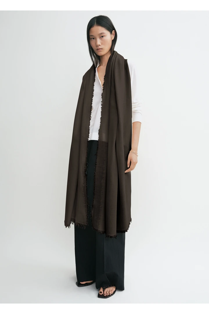 TOTEME 라이트 울 블랭킷 스카프 초콜릿의 초콜릿컬러 1번쨰 이미지입니다.