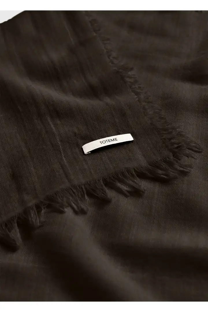 TOTEME 라이트 울 블랭킷 스카프 초콜릿의 초콜릿컬러 2번쨰 이미지입니다.