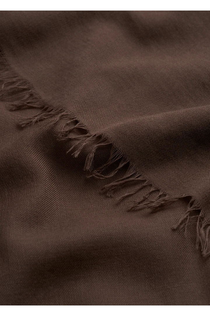 TOTEME 라이트 울 블랭킷 스카프 초콜릿의 초콜릿컬러 3번쨰 이미지입니다.