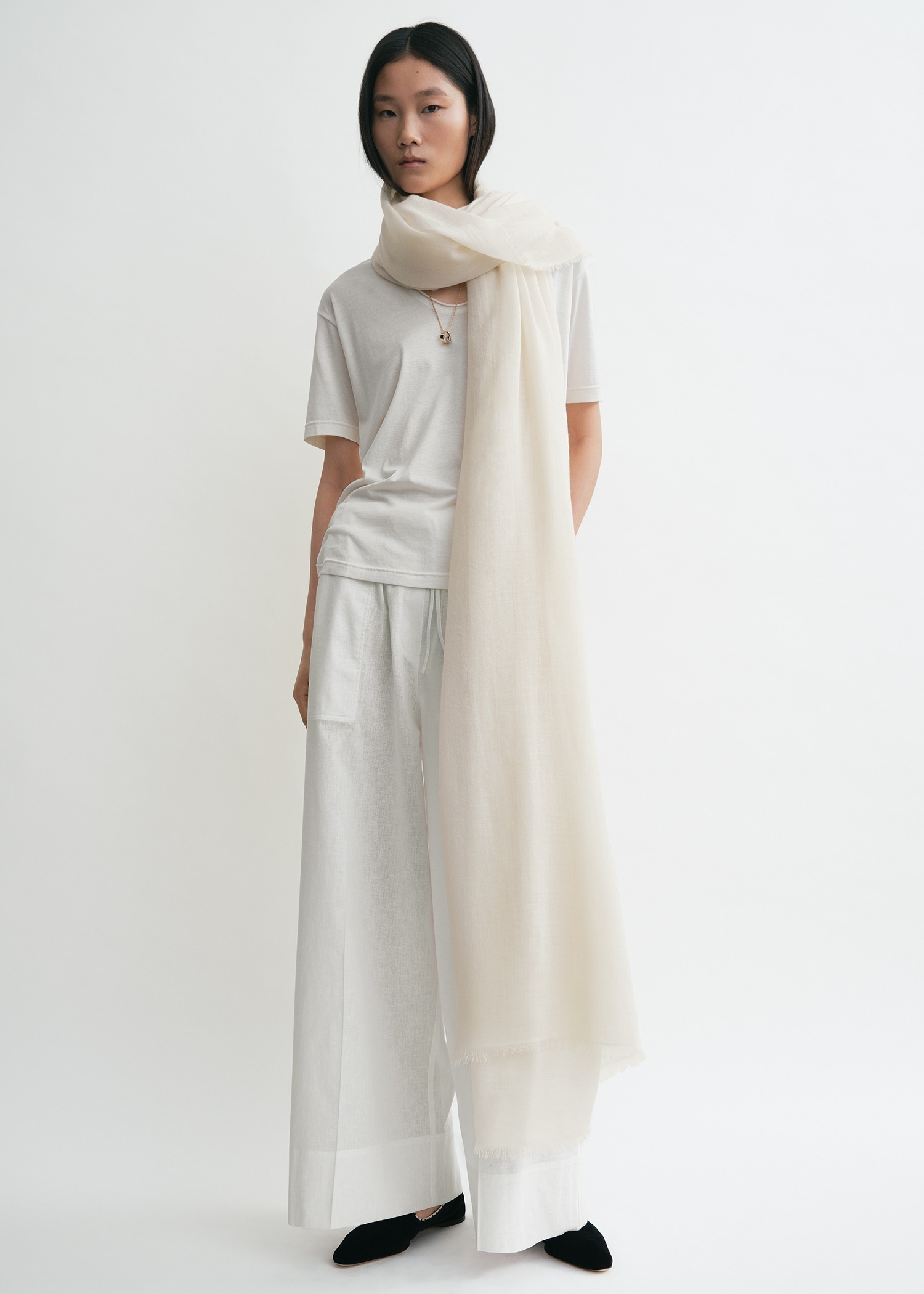 TOTEME 라이트 울 블랭킷 스카프 오프 화이트의 오프 화이트컬러 1번쨰 이미지입니다.