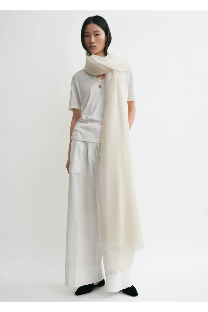 TOTEME 라이트 울 블랭킷 스카프 오프 화이트의 오프 화이트컬러 1번쨰 이미지입니다.