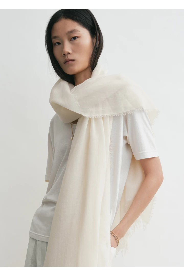 TOTEME 라이트 울 블랭킷 스카프 오프 화이트의 오프 화이트컬러 2번쨰 이미지입니다.