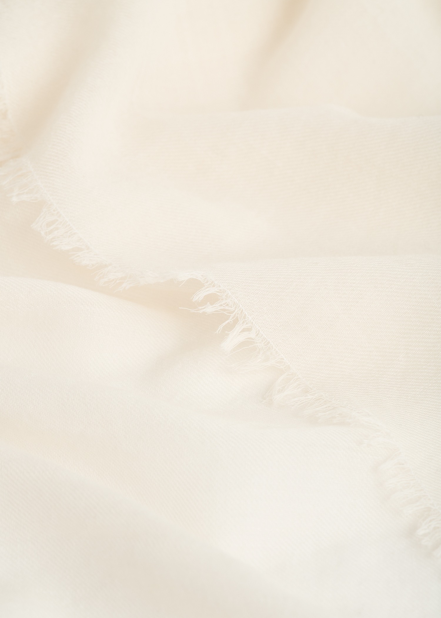 TOTEME 라이트 울 블랭킷 스카프 오프 화이트의 오프 화이트컬러 3번쨰 이미지입니다.