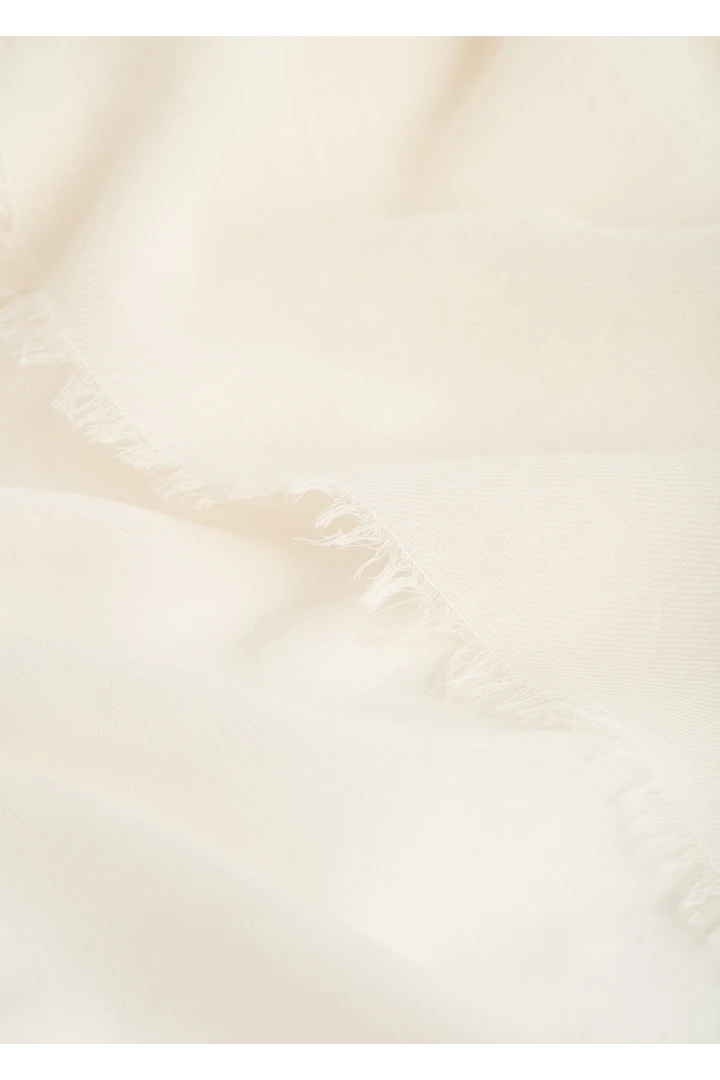 TOTEME 라이트 울 블랭킷 스카프 오프 화이트의 오프 화이트컬러 3번쨰 이미지입니다.