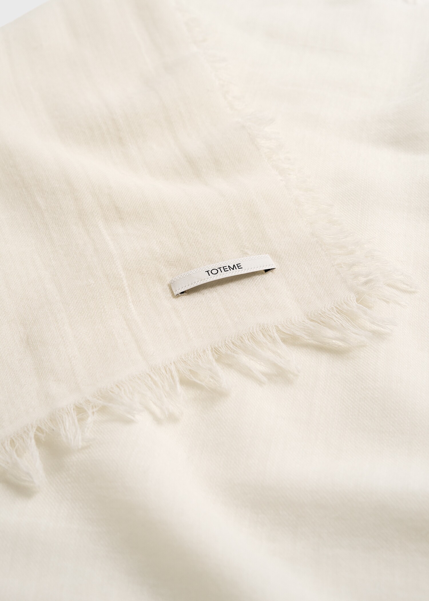 TOTEME 라이트 울 블랭킷 스카프 오프 화이트의 오프 화이트컬러 4번쨰 이미지입니다.