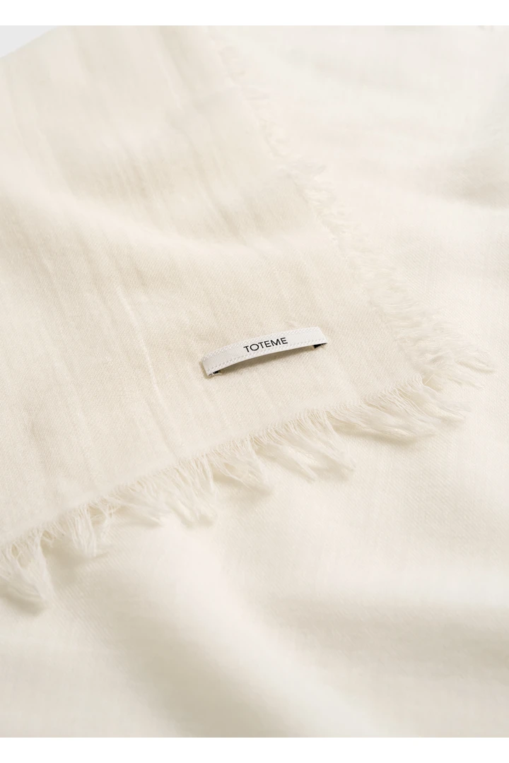 TOTEME 라이트 울 블랭킷 스카프 오프 화이트의 오프 화이트컬러 4번쨰 이미지입니다.