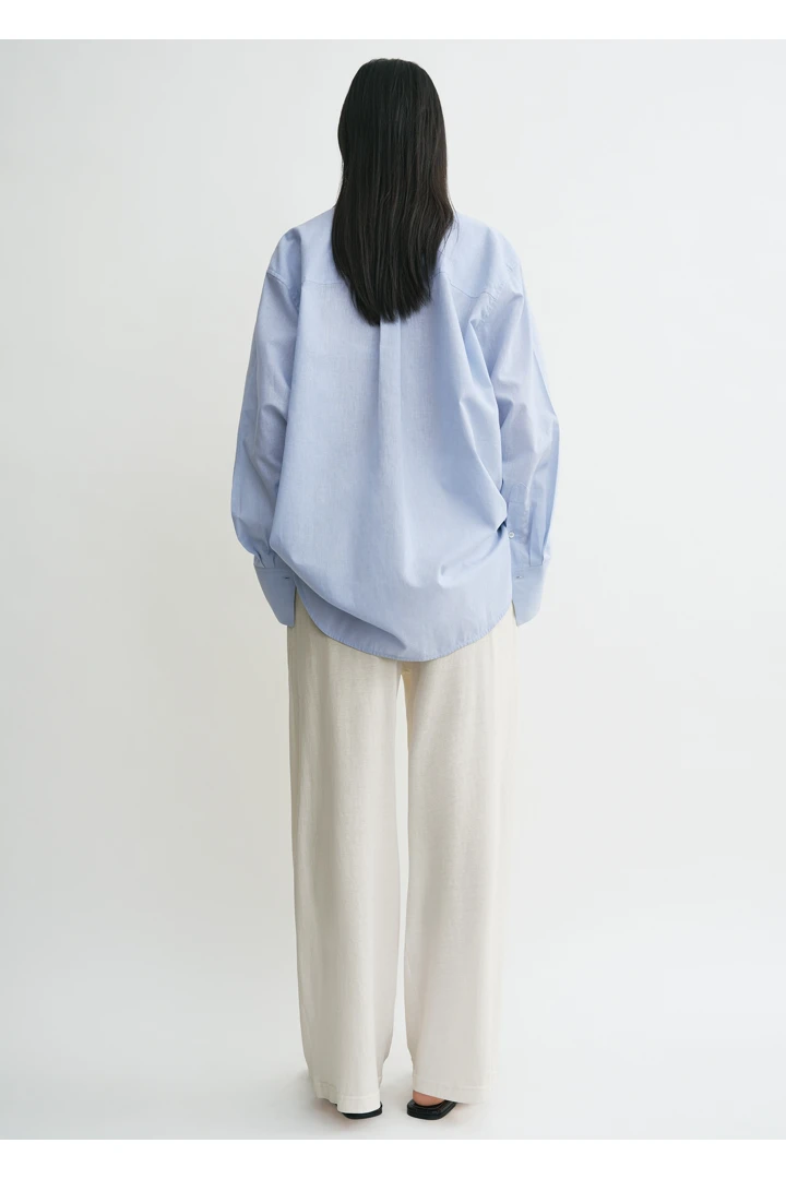 TOTEME 오버사이즈 썸머 셔츠 스카이의 스카이컬러 2번쨰 이미지입니다.