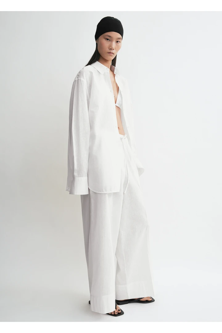 TOTEME 오버사이즈 썸머 셔츠 화이트의 화이트컬러 1번쨰 이미지입니다.