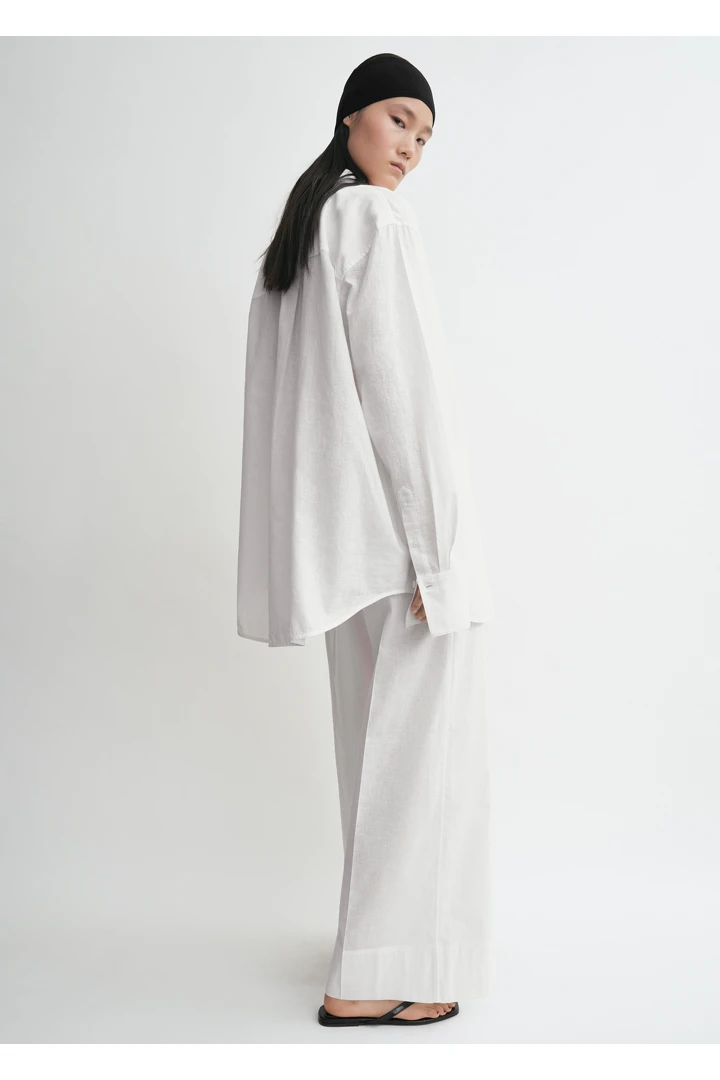 TOTEME 오버사이즈 썸머 셔츠 화이트의 화이트컬러 2번쨰 이미지입니다.