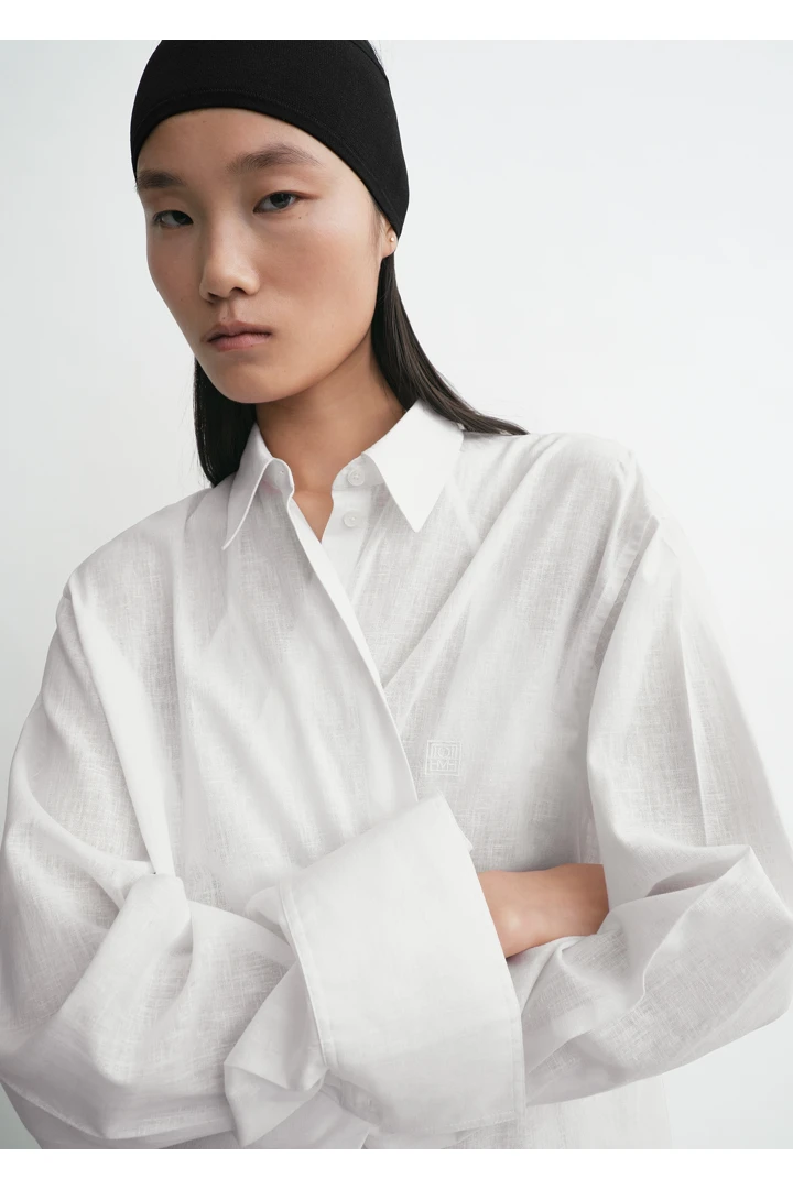 TOTEME 오버사이즈 썸머 셔츠 화이트의 화이트컬러 3번쨰 이미지입니다.