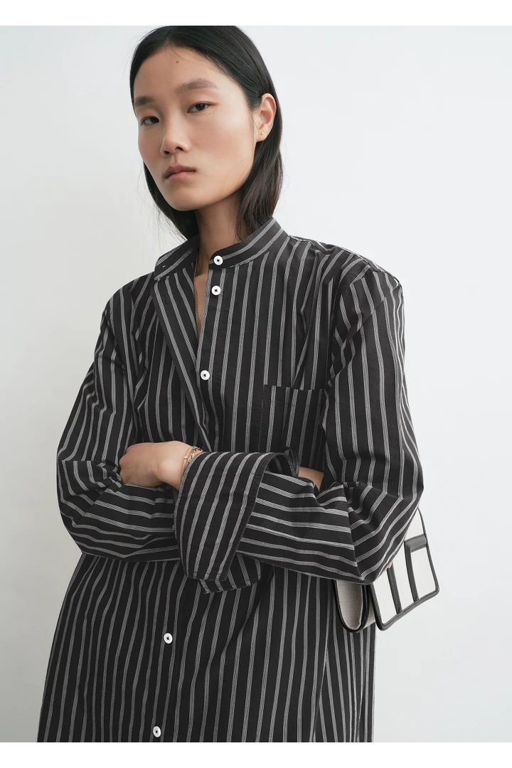 TOTEME 스트라이프 썸머 튜닉 블랙/화이트의 블랙/화이트컬러 3번쨰 이미지입니다.