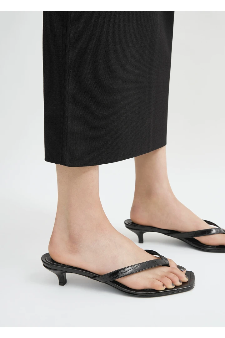 TOTEME 크로커 엠보스드 힐드 플립 플랍 블랙의 블랙컬러 2번쨰 이미지입니다.