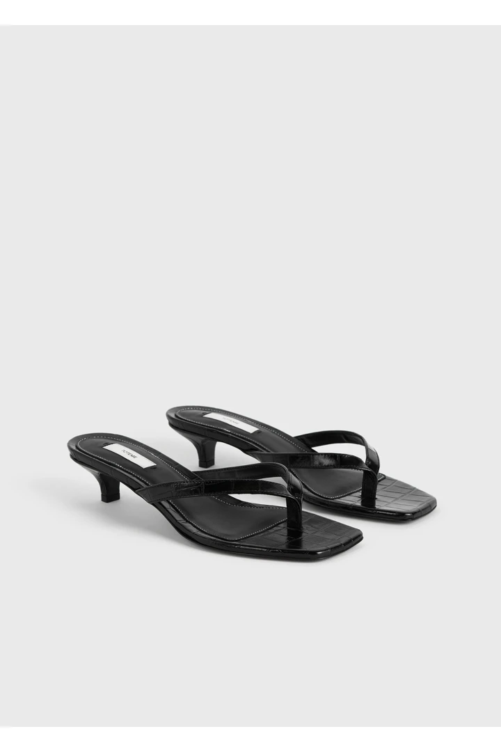 TOTEME 크로커 엠보스드 힐드 플립 플랍 블랙의 블랙컬러 3번쨰 이미지입니다.