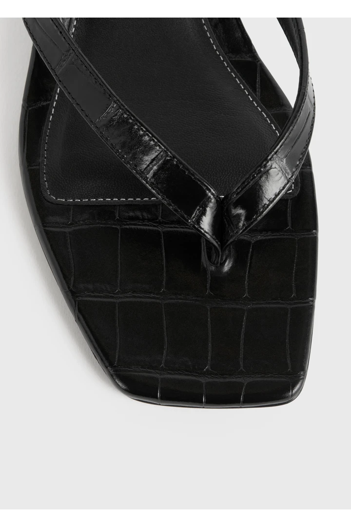 TOTEME 크로커 엠보스드 힐드 플립 플랍 블랙의 블랙컬러 4번쨰 이미지입니다.