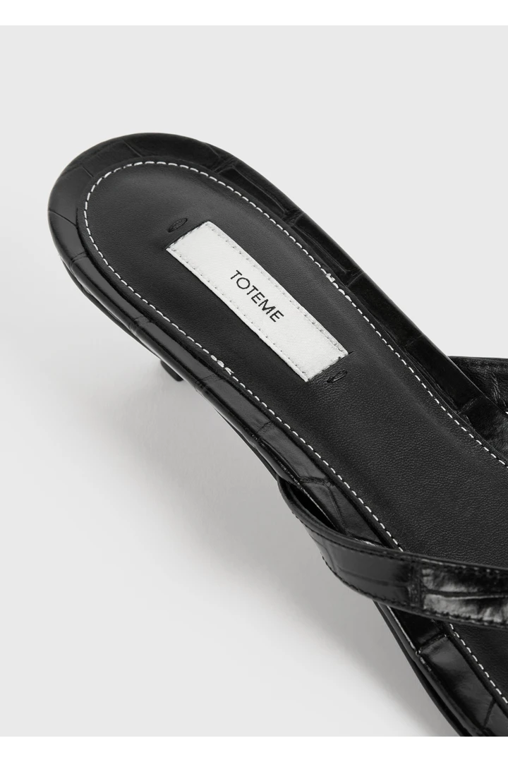 TOTEME 크로커 엠보스드 힐드 플립 플랍 블랙의 블랙컬러 5번쨰 이미지입니다.