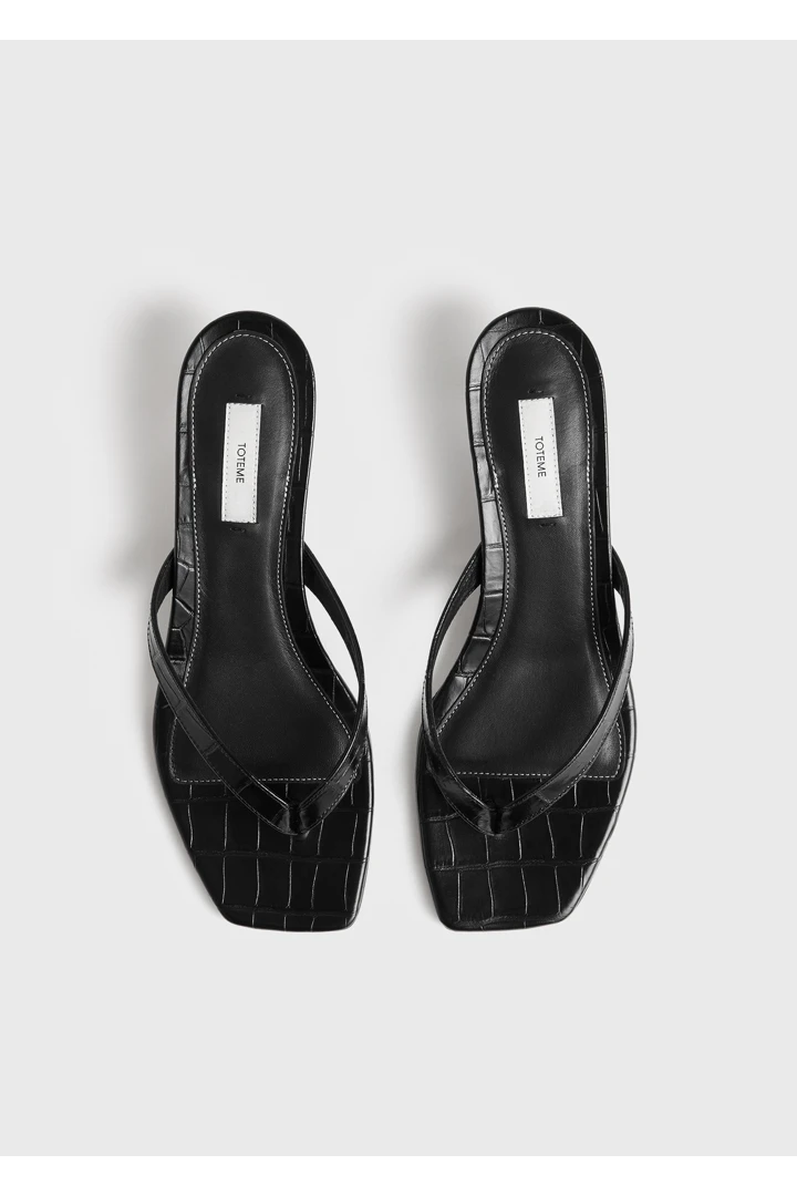 TOTEME 크로커 엠보스드 힐드 플립 플랍 블랙의 블랙컬러 6번쨰 이미지입니다.