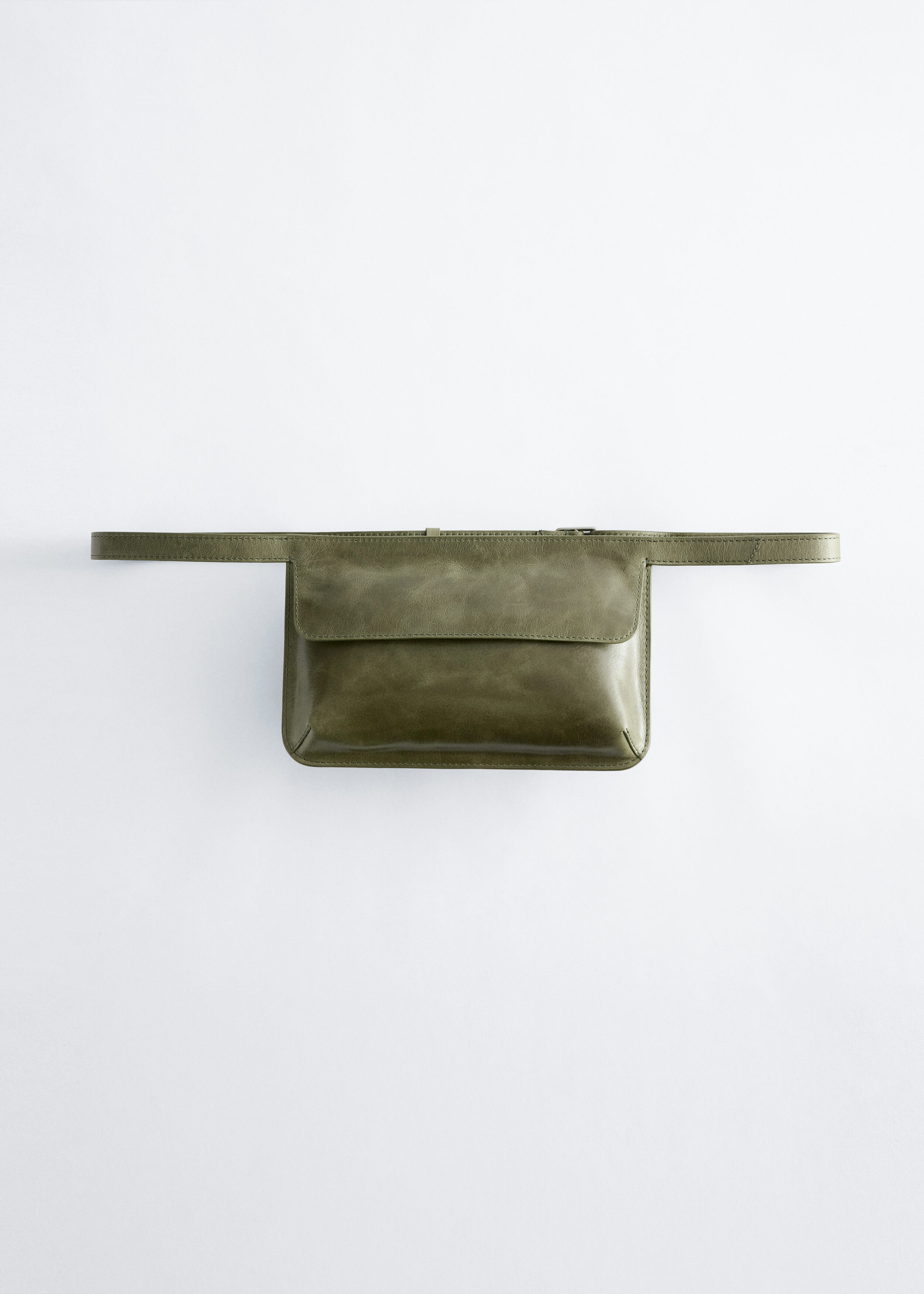 앤아더스토리즈 레더 벨트 백의 카키 그린컬러 Product입니다.