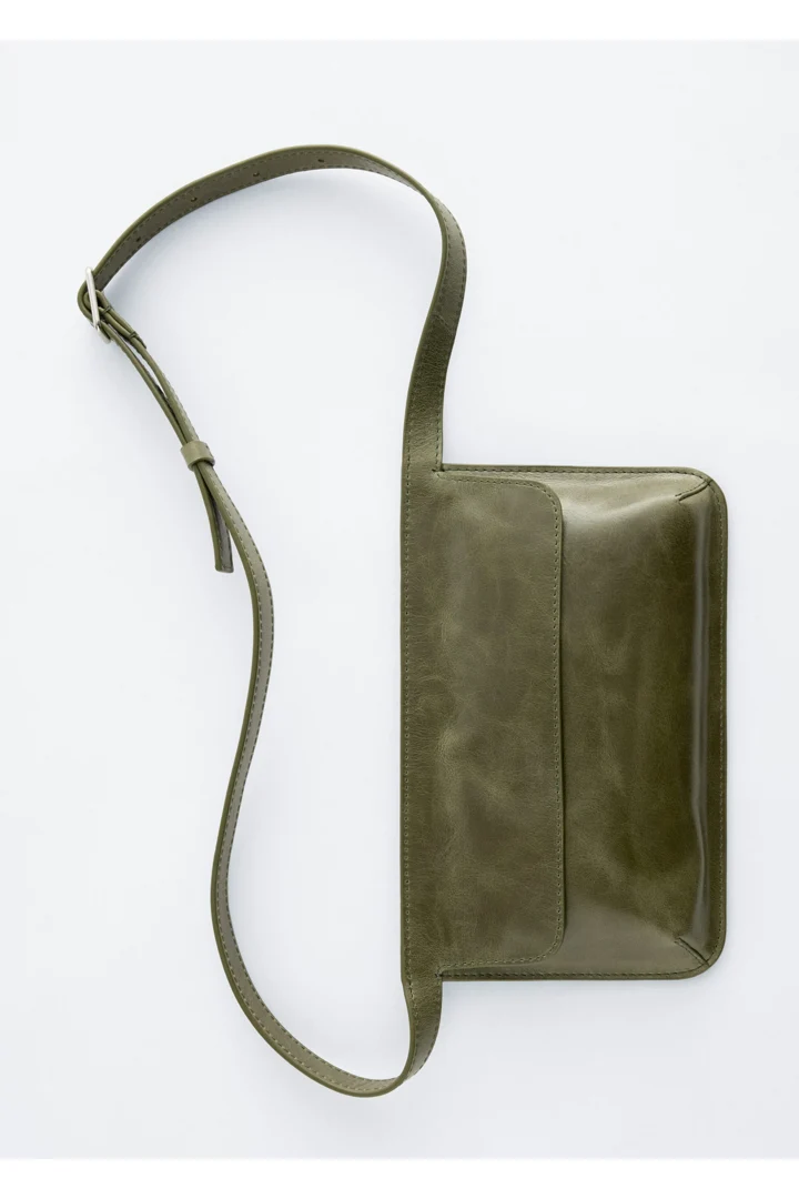 앤아더스토리즈 레더 벨트 백의 카키 그린컬러 Product입니다.