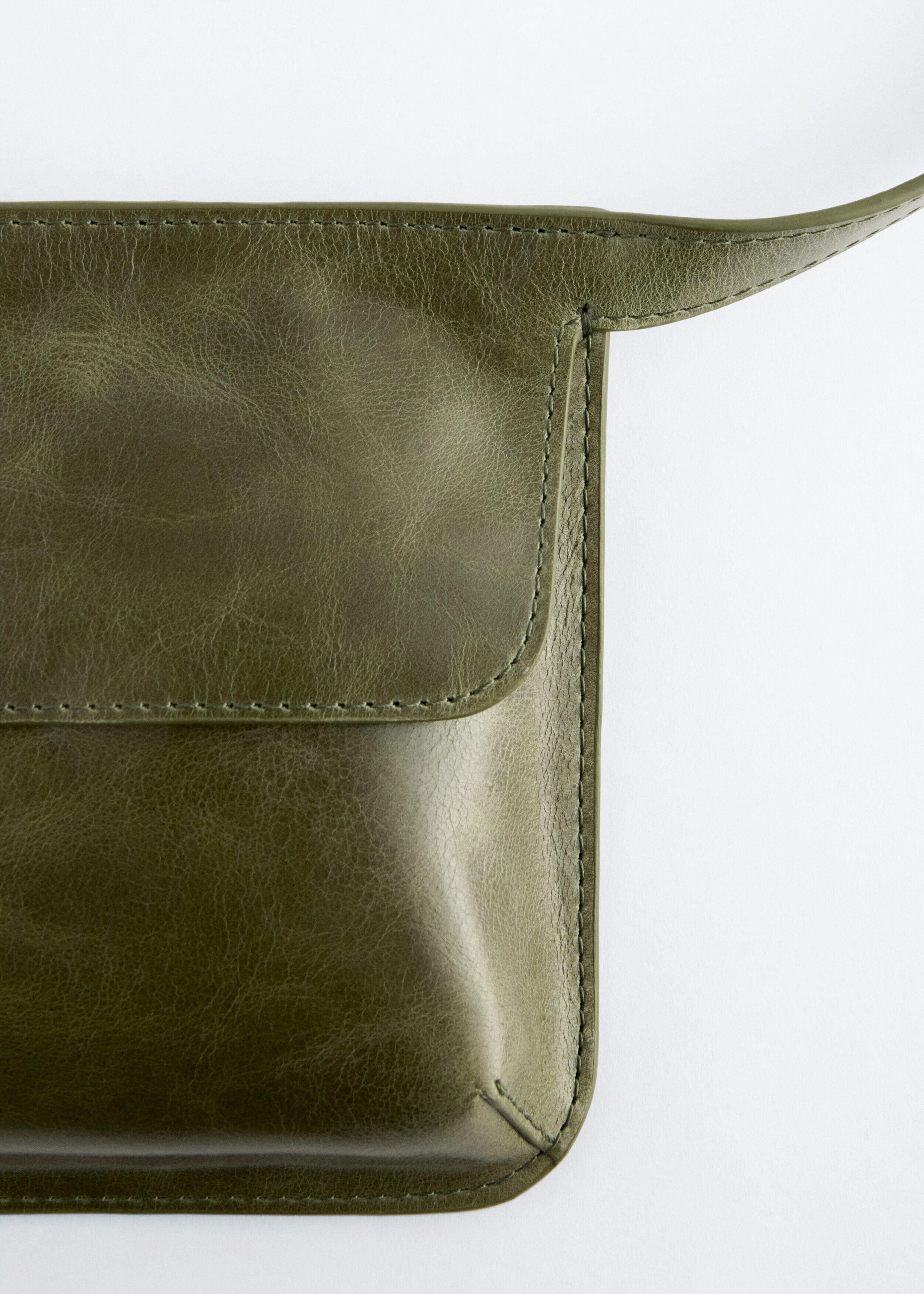 앤아더스토리즈 레더 벨트 백의 카키 그린컬러 Product입니다.