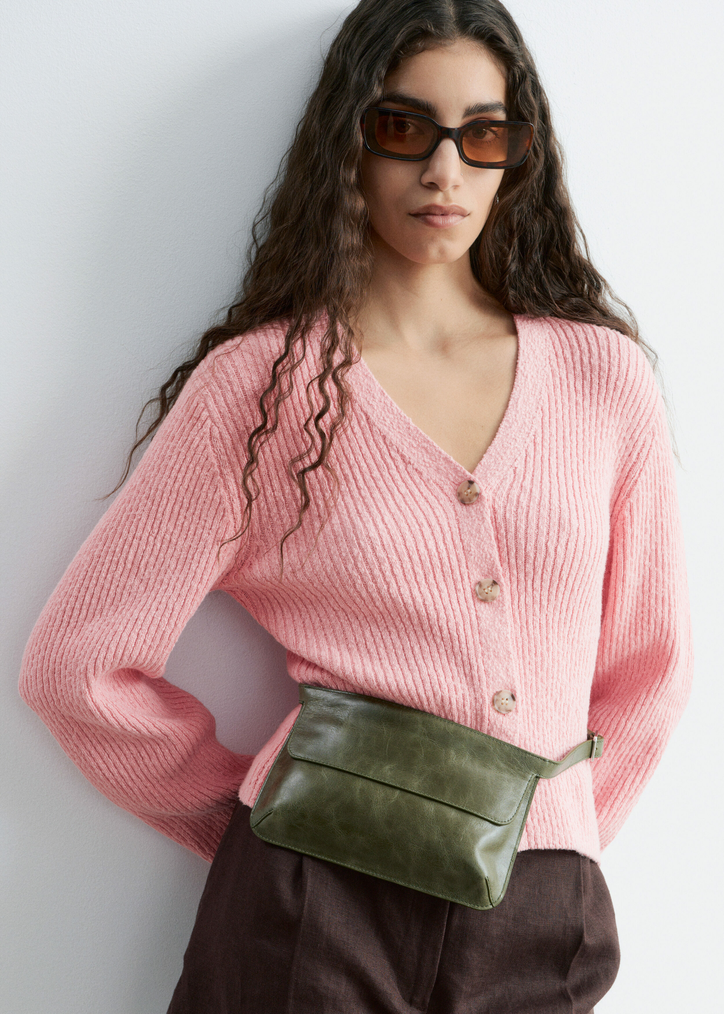 앤아더스토리즈 레더 벨트 백의 카키 그린컬러 ECOMLook입니다.