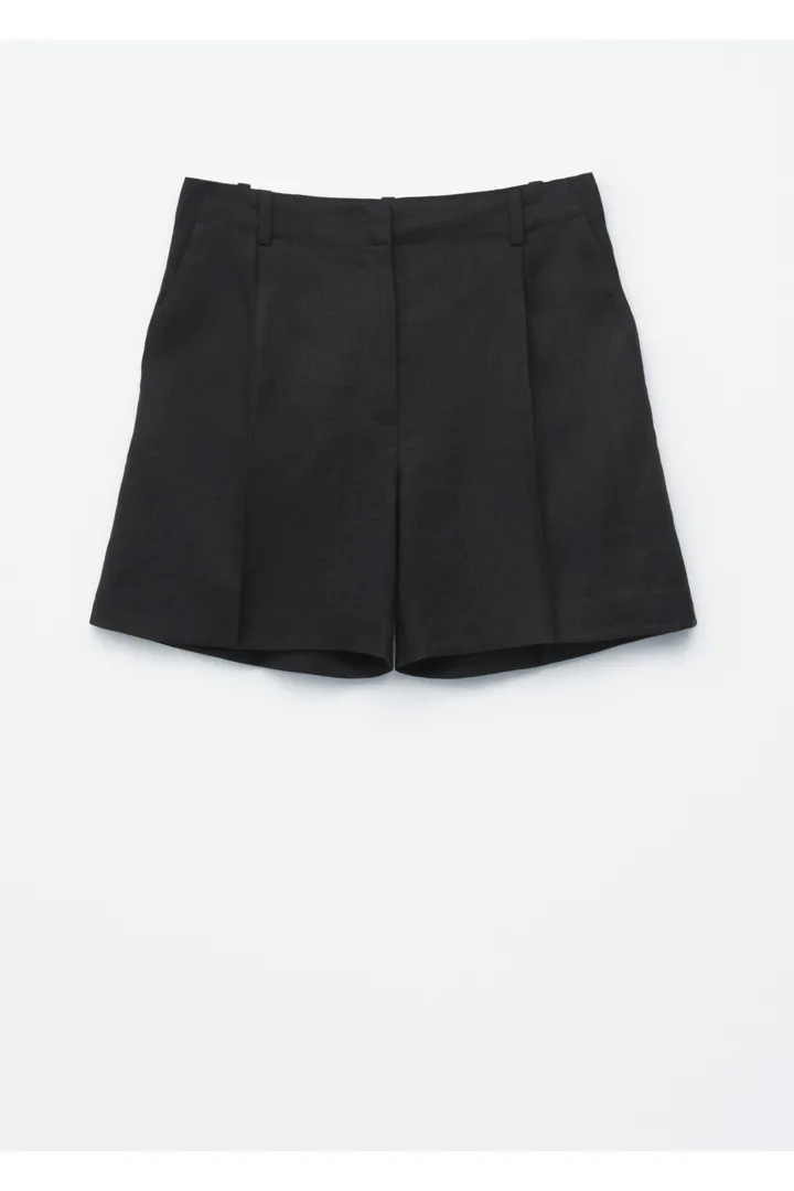 앤아더스토리즈 플리츠 리넨 쇼츠의 블랙컬러 Product입니다.