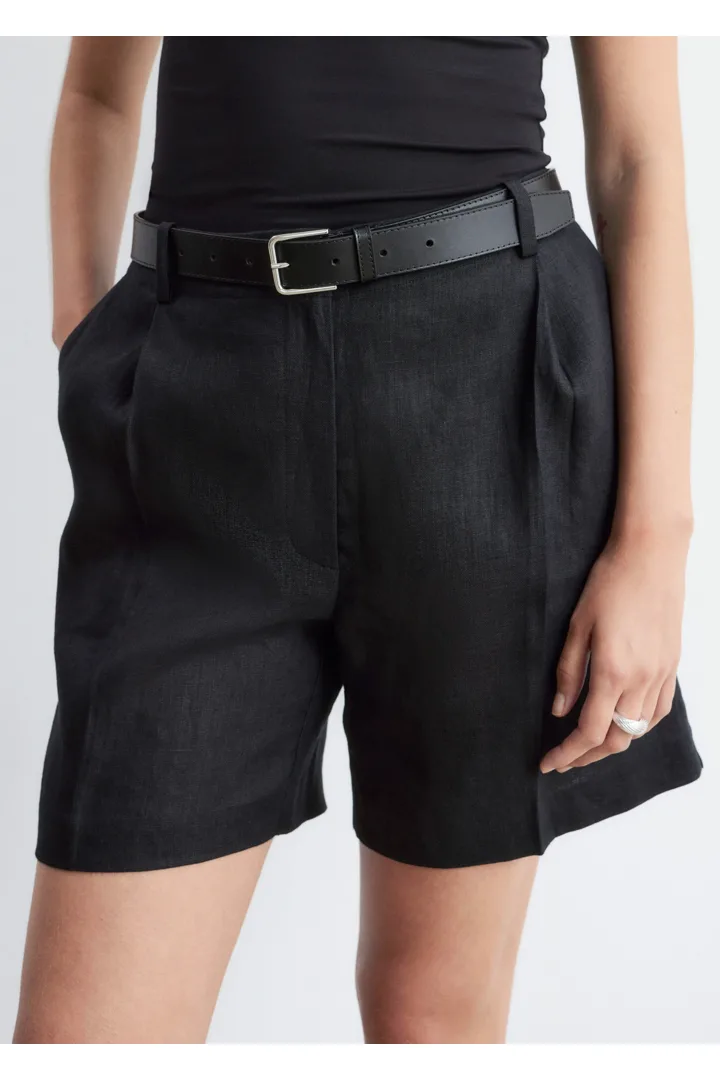 앤아더스토리즈 플리츠 리넨 쇼츠의 블랙컬러 ECOMLook입니다.