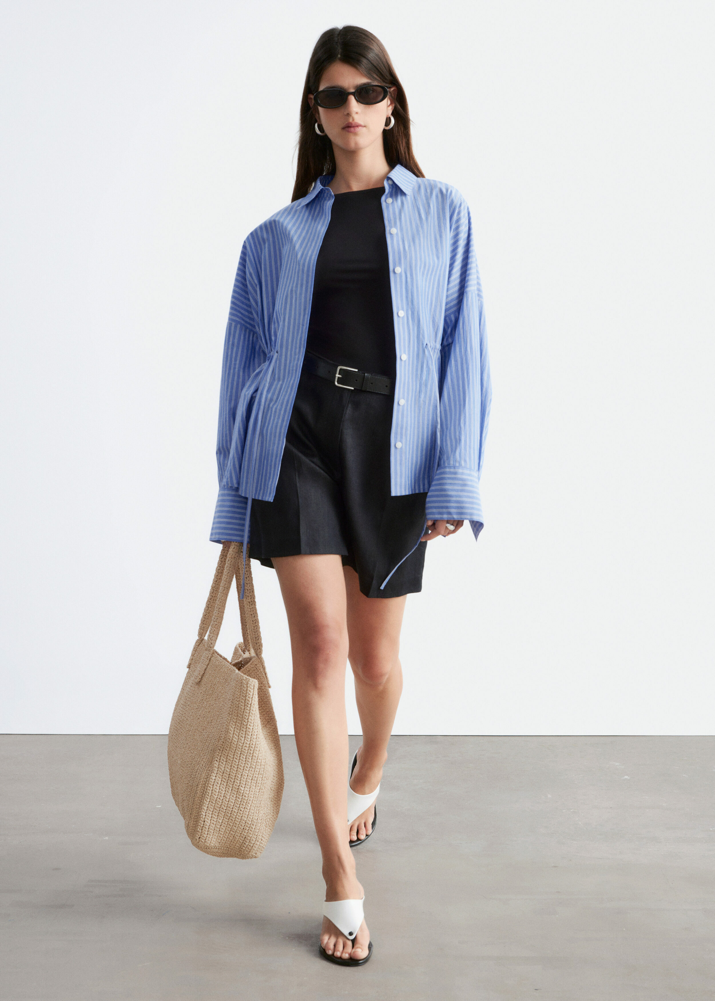 앤아더스토리즈 플리츠 리넨 쇼츠의 블랙컬러 ECOMLook입니다.