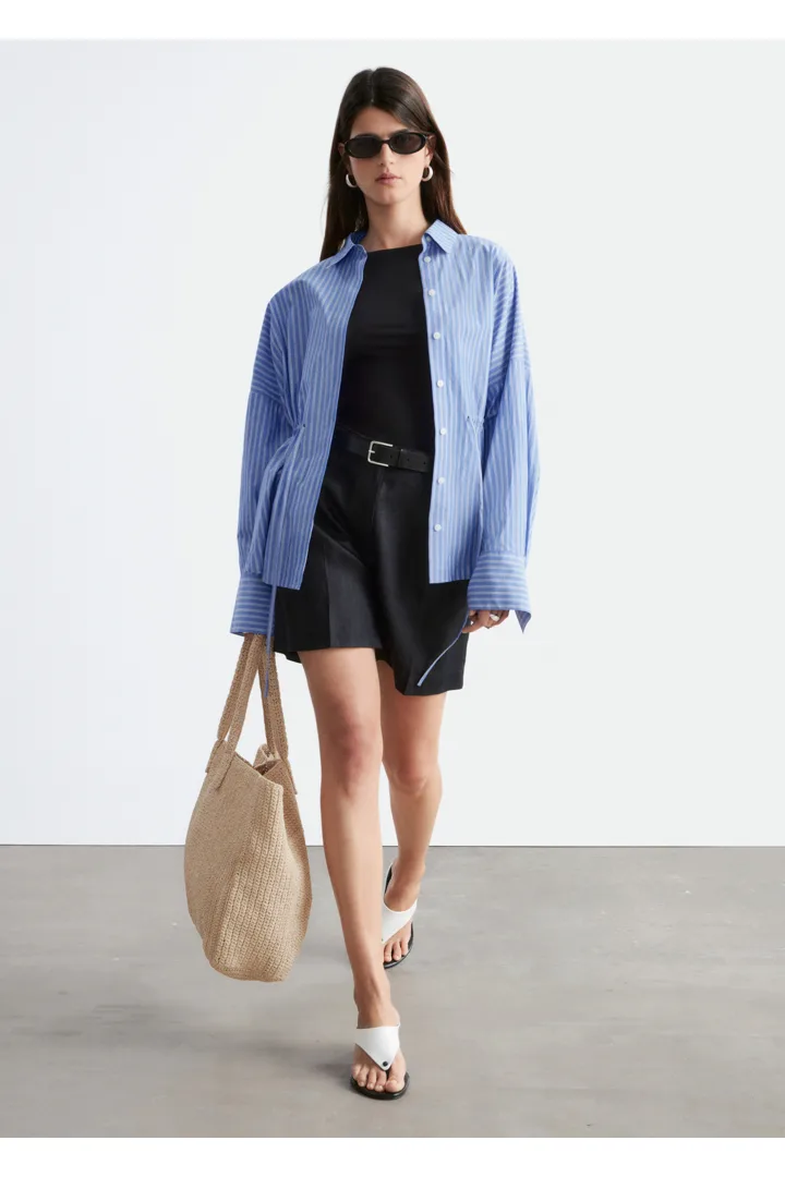 앤아더스토리즈 플리츠 리넨 쇼츠의 블랙컬러 ECOMLook입니다.