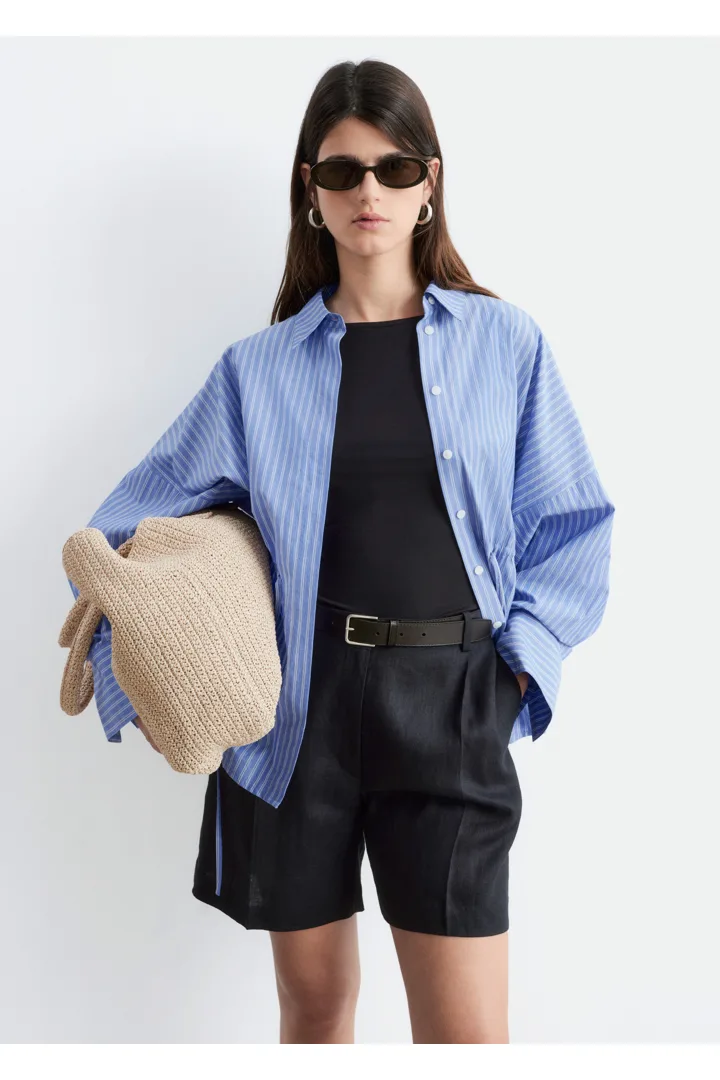 앤아더스토리즈 플리츠 리넨 쇼츠의 블랙컬러 ECOMLook입니다.