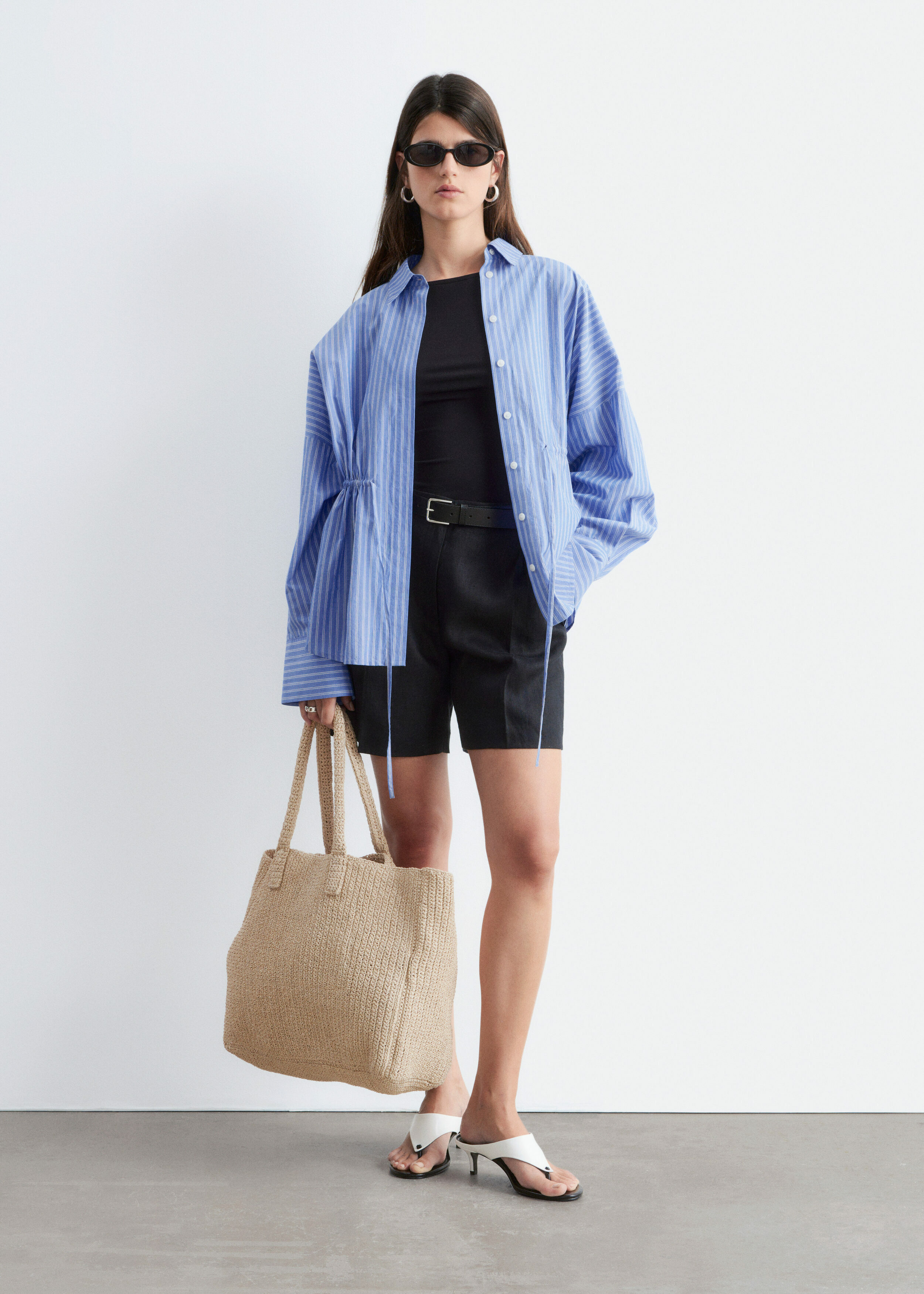 앤아더스토리즈 플리츠 리넨 쇼츠의 블랙컬러 ECOMLook입니다.