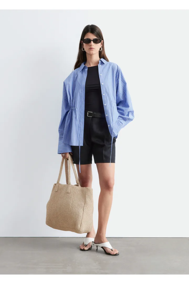 앤아더스토리즈 플리츠 리넨 쇼츠의 블랙컬러 ECOMLook입니다.