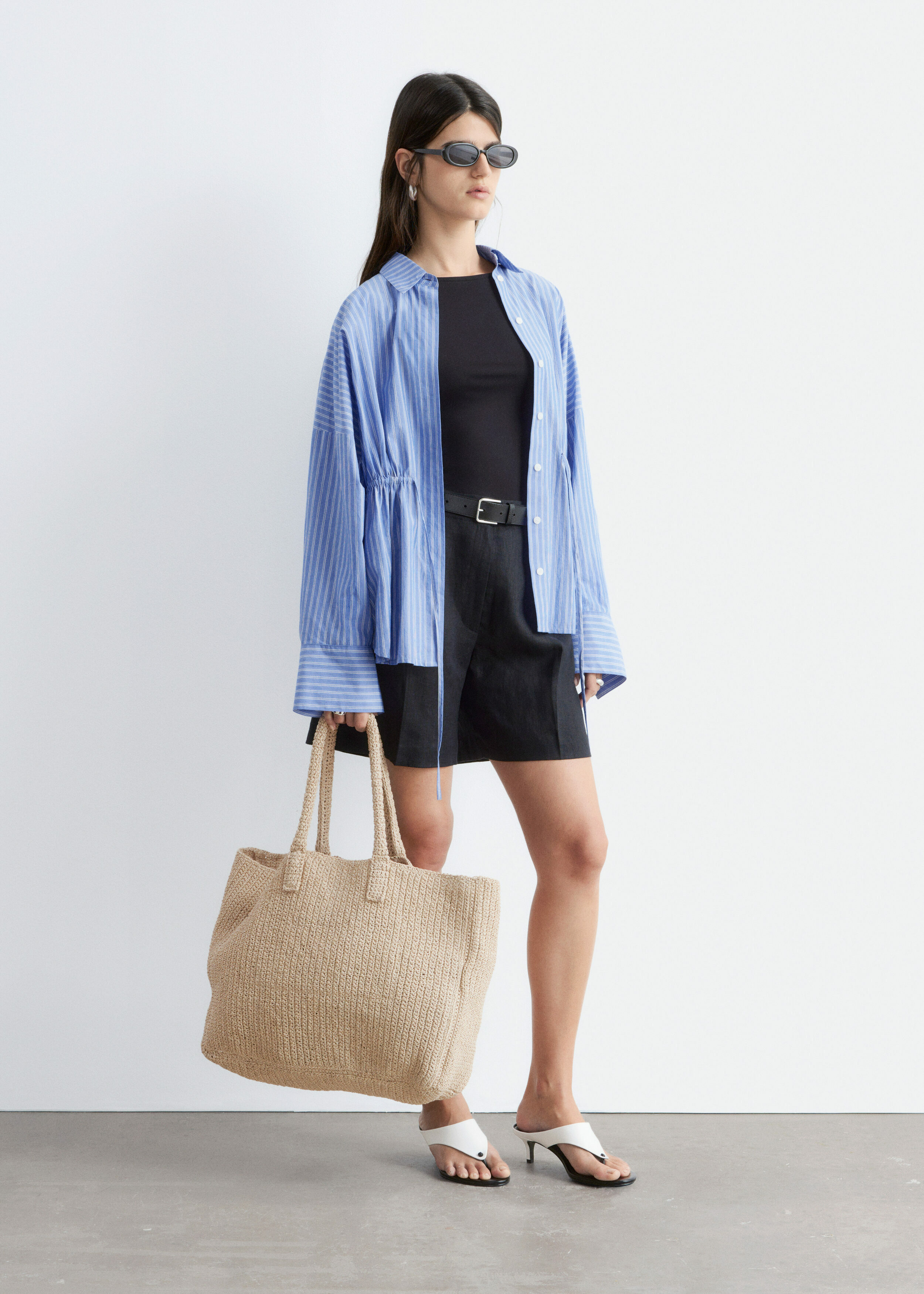 앤아더스토리즈 플리츠 리넨 쇼츠의 블랙컬러 ECOMLook입니다.