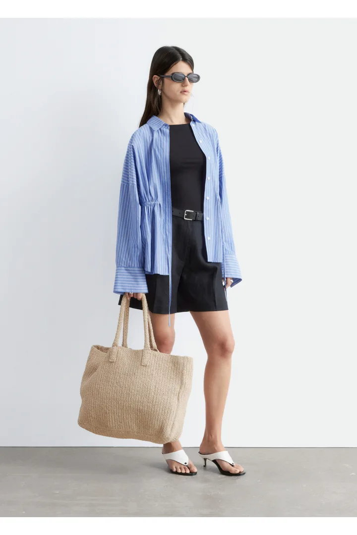 앤아더스토리즈 플리츠 리넨 쇼츠의 블랙컬러 ECOMLook입니다.