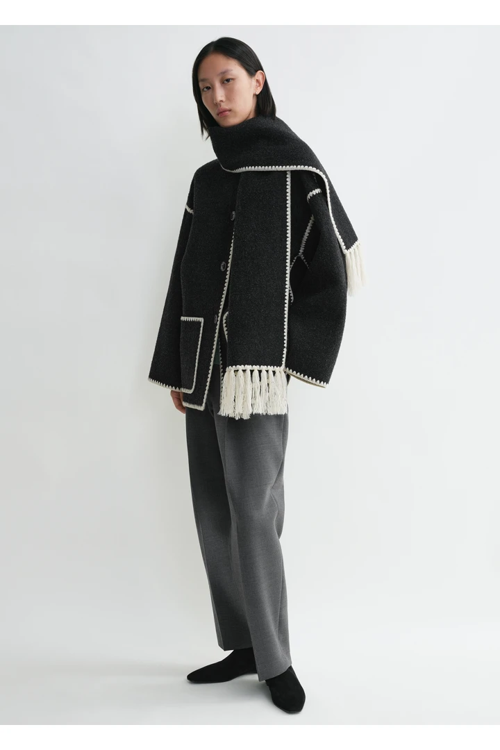 TOTEME 엠브로이더드 스카프 재킷 다크 그레이 멜란지의 다크 그레이 멜란지컬러 1번쨰 이미지입니다.