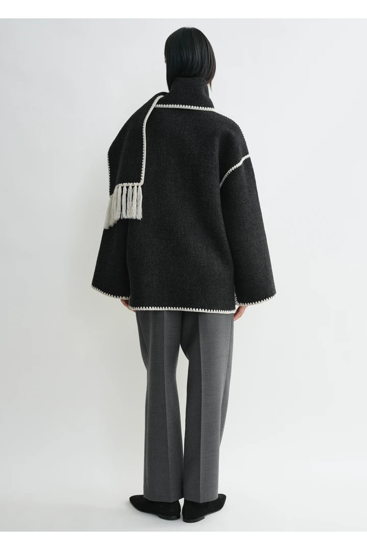 TOTEME 엠브로이더드 스카프 재킷 다크 그레이 멜란지의 다크 그레이 멜란지컬러 2번쨰 이미지입니다.