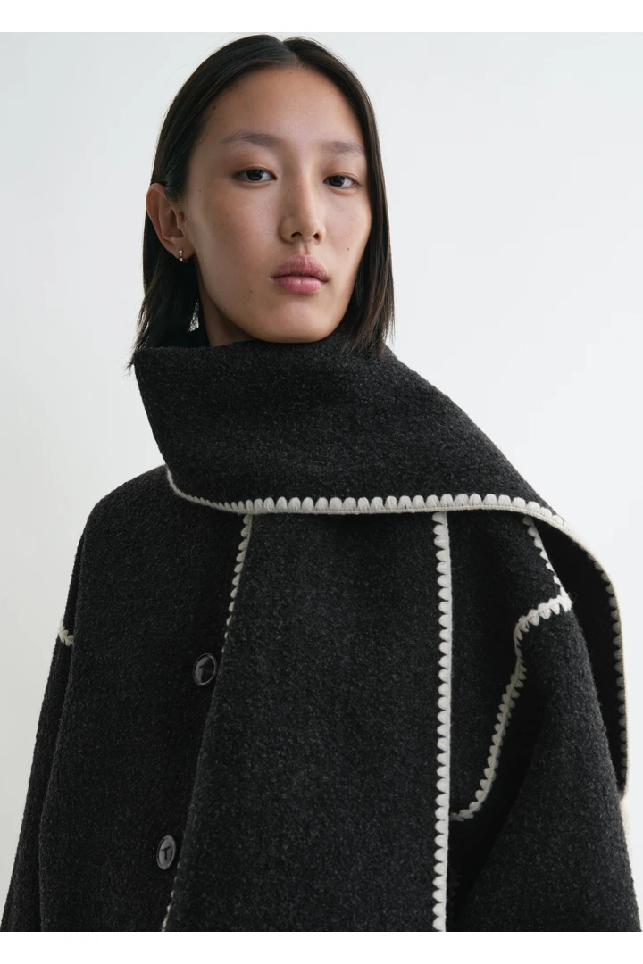 TOTEME 엠브로이더드 스카프 재킷 다크 그레이 멜란지의 다크 그레이 멜란지컬러 4번쨰 이미지입니다.