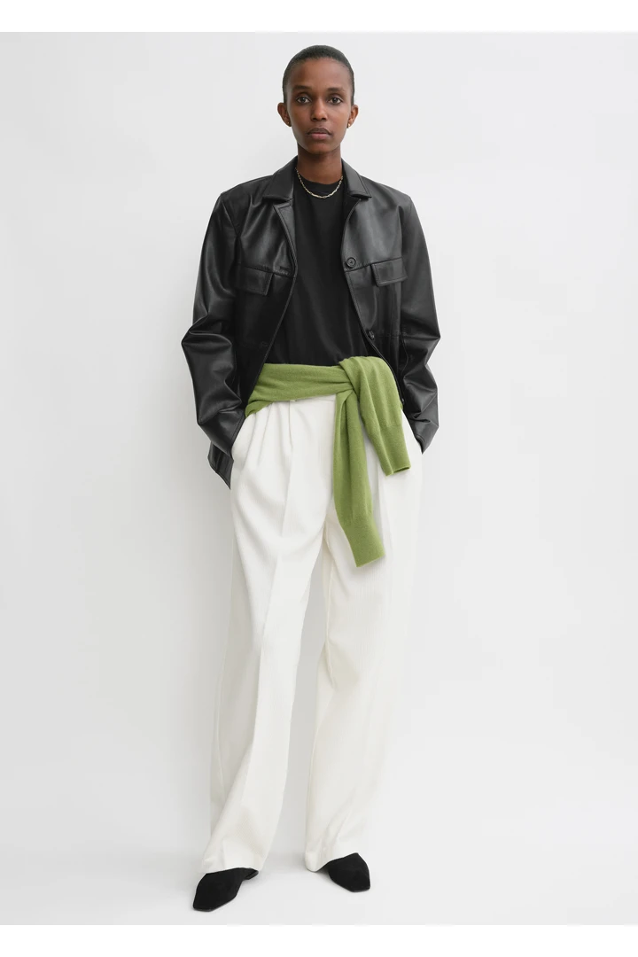 TOTEME 실크 코튼 코드 트라우저 머랭의 머랭컬러 0번쨰 이미지입니다.