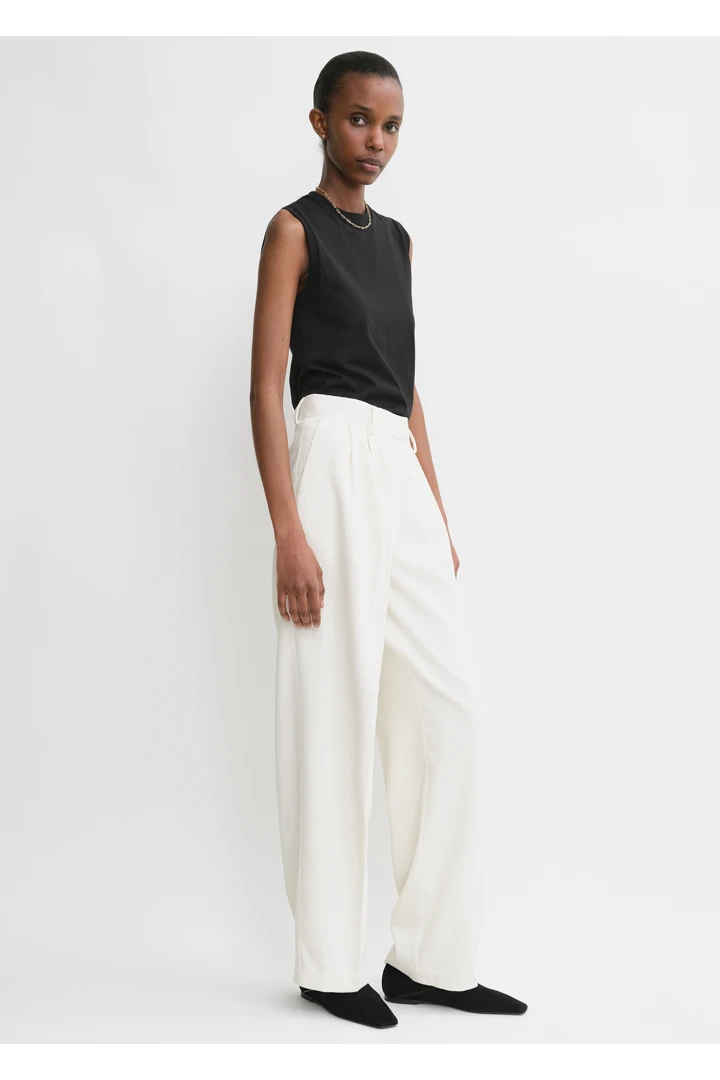 TOTEME 실크 코튼 코드 트라우저 머랭의 머랭컬러 1번쨰 이미지입니다.