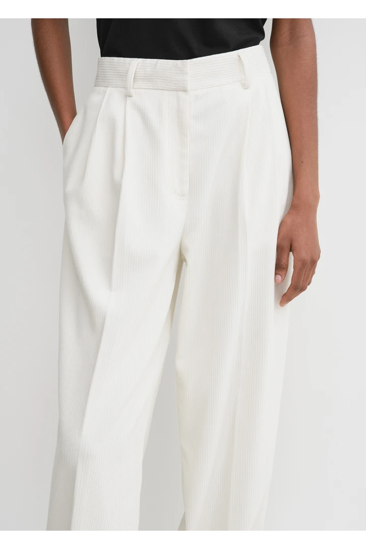 TOTEME 실크 코튼 코드 트라우저 머랭의 머랭컬러 3번쨰 이미지입니다.