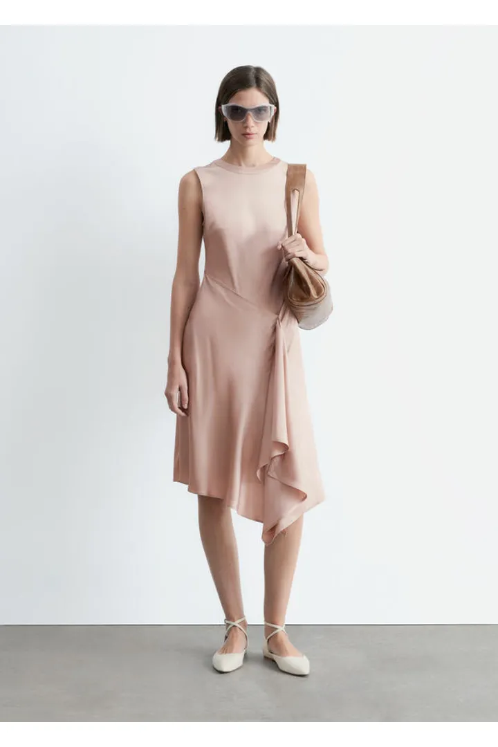 앤아더스토리즈 에이시메트릭 새틴 미디 드레스의 더스티 핑크컬러 ECOMLook입니다.