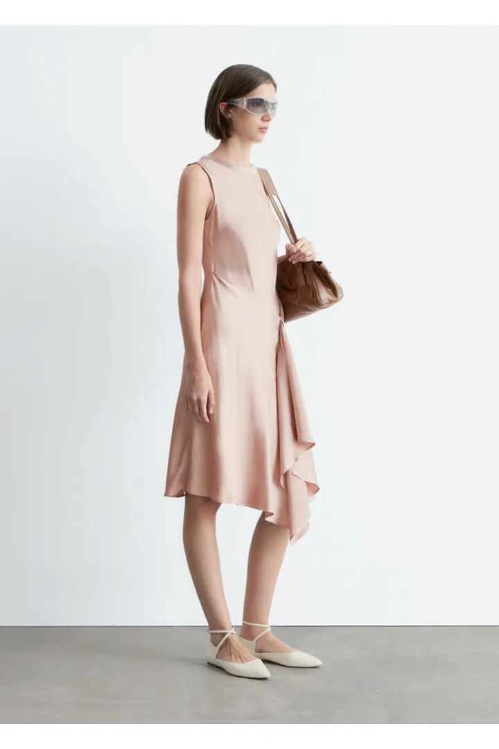 앤아더스토리즈 에이시메트릭 새틴 미디 드레스의 더스티 핑크컬러 ECOMLook입니다.