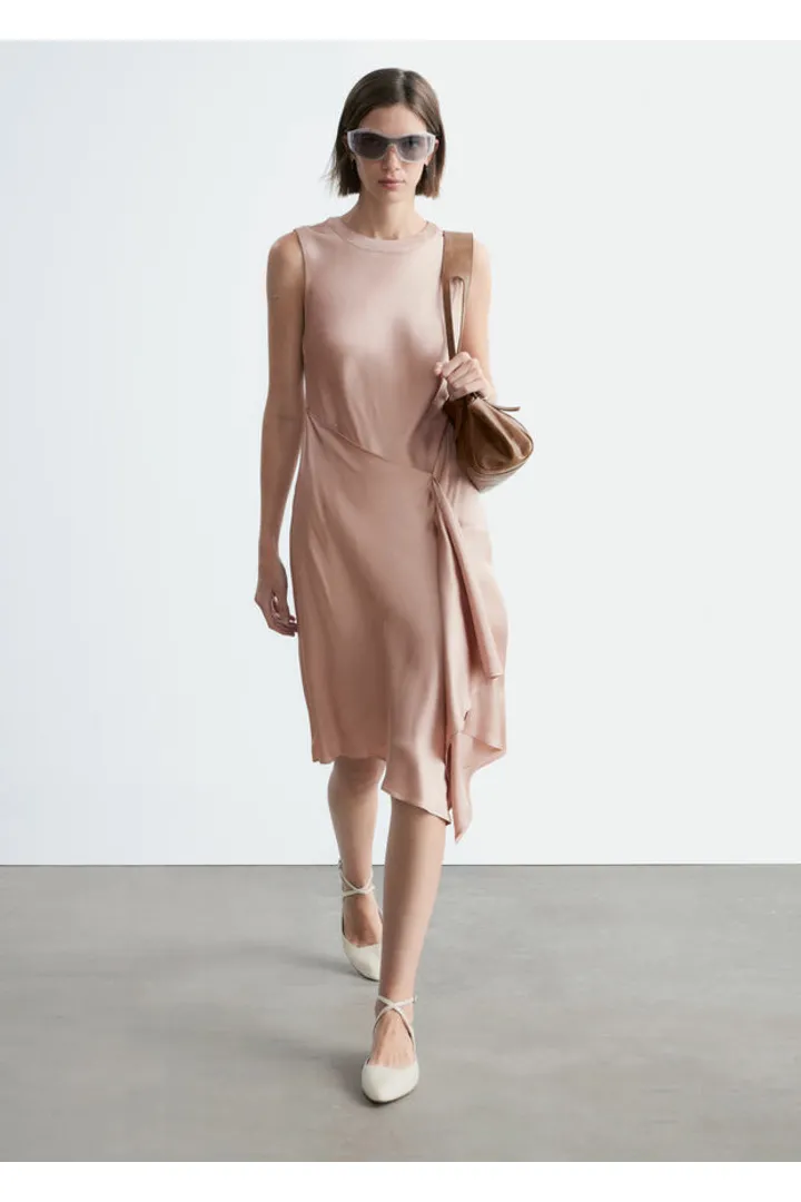 앤아더스토리즈 에이시메트릭 새틴 미디 드레스의 더스티 핑크컬러 ECOMLook입니다.