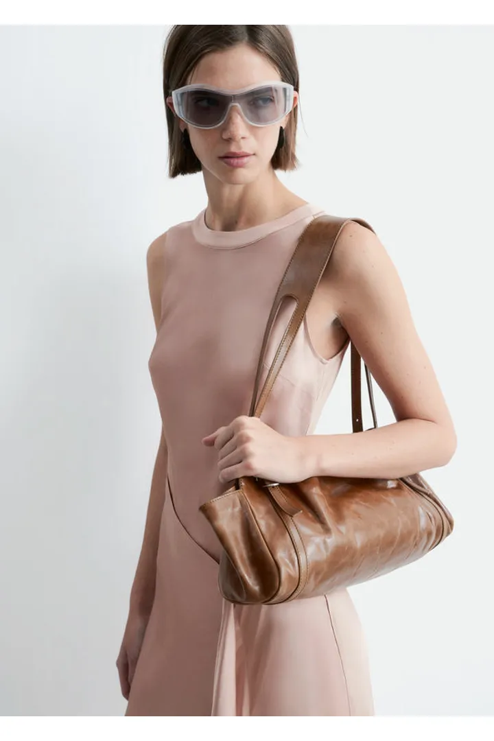 앤아더스토리즈 에이시메트릭 새틴 미디 드레스의 더스티 핑크컬러 ECOMLook입니다.