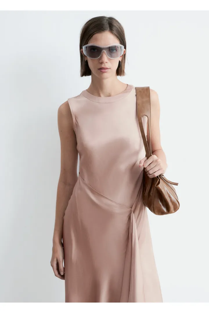 앤아더스토리즈 에이시메트릭 새틴 미디 드레스의 더스티 핑크컬러 ECOMLook입니다.