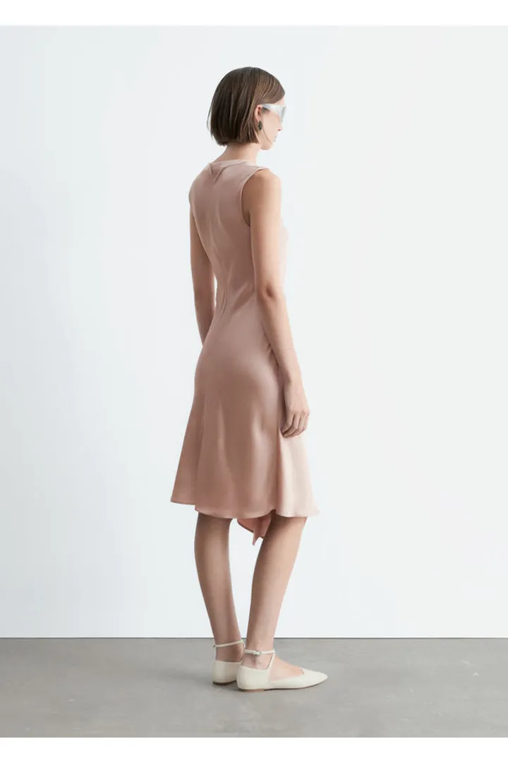 앤아더스토리즈 에이시메트릭 새틴 미디 드레스의 더스티 핑크컬러 ECOMLook입니다.