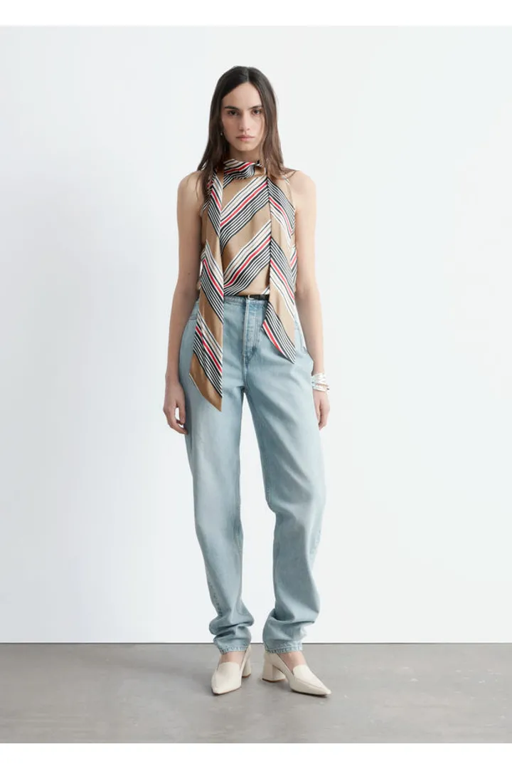 앤아더스토리즈 스카프 넥 실크 탑의 베이지-스트라이프컬러 ECOMLook입니다.